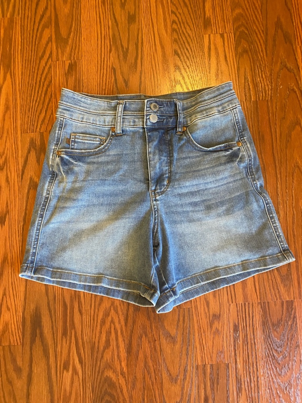 Judy Blue denim jean shorts.